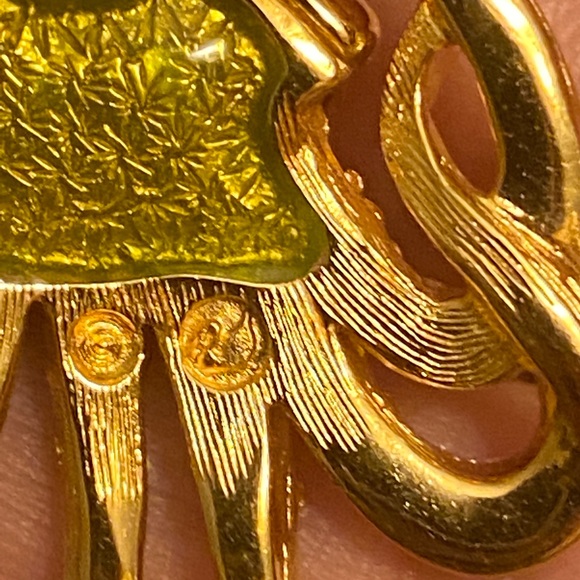 Swarovski snail shell  swan stamped brooch and earring set - Picture 3 of 8